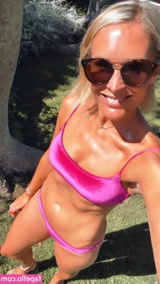 Jenni Falconer [ jenni-falconer ] - Flip your big ass.