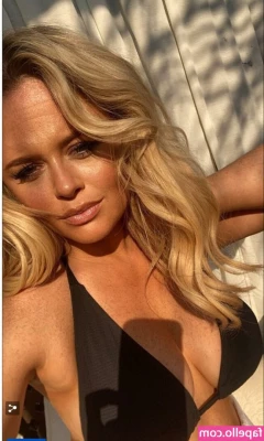 Emily Atack [ emily-atack ] - ริมุอยากทำคอนเทนต์ outdoor
