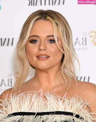 Emily Atack [ emily-atack ] - Hi xuxus  I would like to know what you want to see here  talk in the