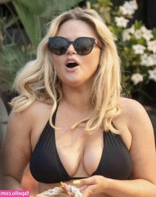 Emily Atack [ emily-atack ] - A real tourist's outfit, isn't it?😉😉
