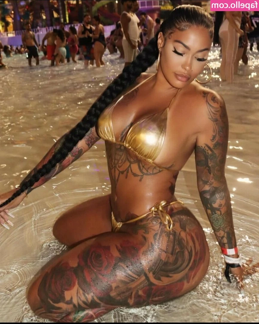 TattedUpHolly - It’s been too hot today🥵😏