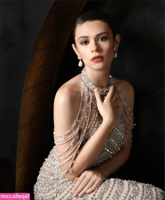 Nicole Maines [ nicole-maines ] - What are we doing this weekend 😏
