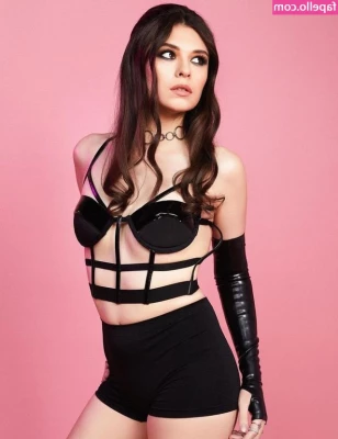 Nicole Maines [ nicole-maines ] - Lleguemos al objetivo y quitaré los stickers