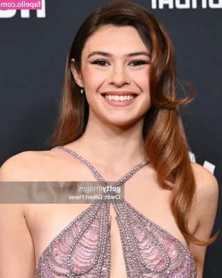 Nicole Maines [ nicole-maines ] - ลงร ปเก าอ กรอบ ร ปน น าจะถ