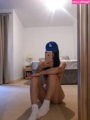 onesweetbee - Putting stuff in my butt while I watch Gold Rush lol