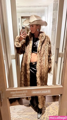 Julianne Hough [ julianne-hough ] - would u hit me from the back? 🖤