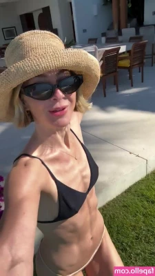 Julianne Hough [ julianne-hough ] - A LA HORA DEL TRABAJO NOS OFRECEN PROPINAS A CAMBIO DE UNA PROPUESTA