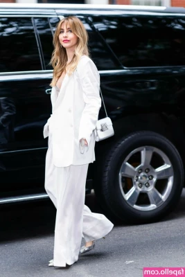Julianne Hough [ julianne-hough ] - In Case the DM is being weird - this is a preview of the pic set  D