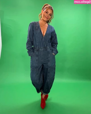 Maria Menounos [ maria-menounos ] - Sexy work shots