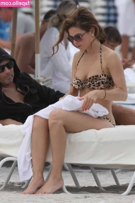 Maria Menounos [ maria-menounos ] - unwrap me