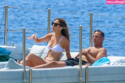 Maria Menounos [ maria-menounos ] - This selfie is not complete...cause there is cloth on me💋💋
