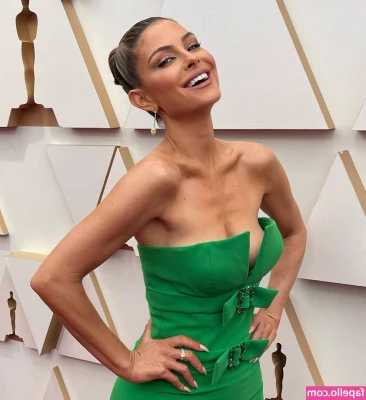 Maria Menounos [ maria-menounos ] - buenas tardes tengan  Les traje clip enjabonadita