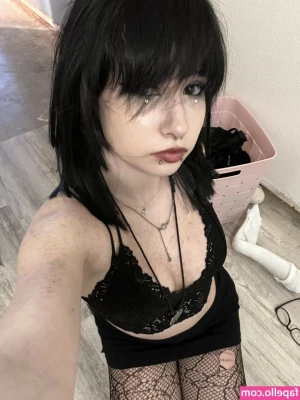 Defeatthel0w - i m soooo horny  someone message me