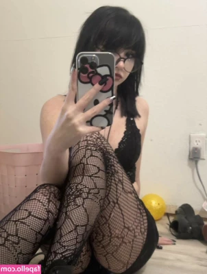 Defeatthel0w - Which one would you fuck first? My stepdaughter or me? @mizzymay95