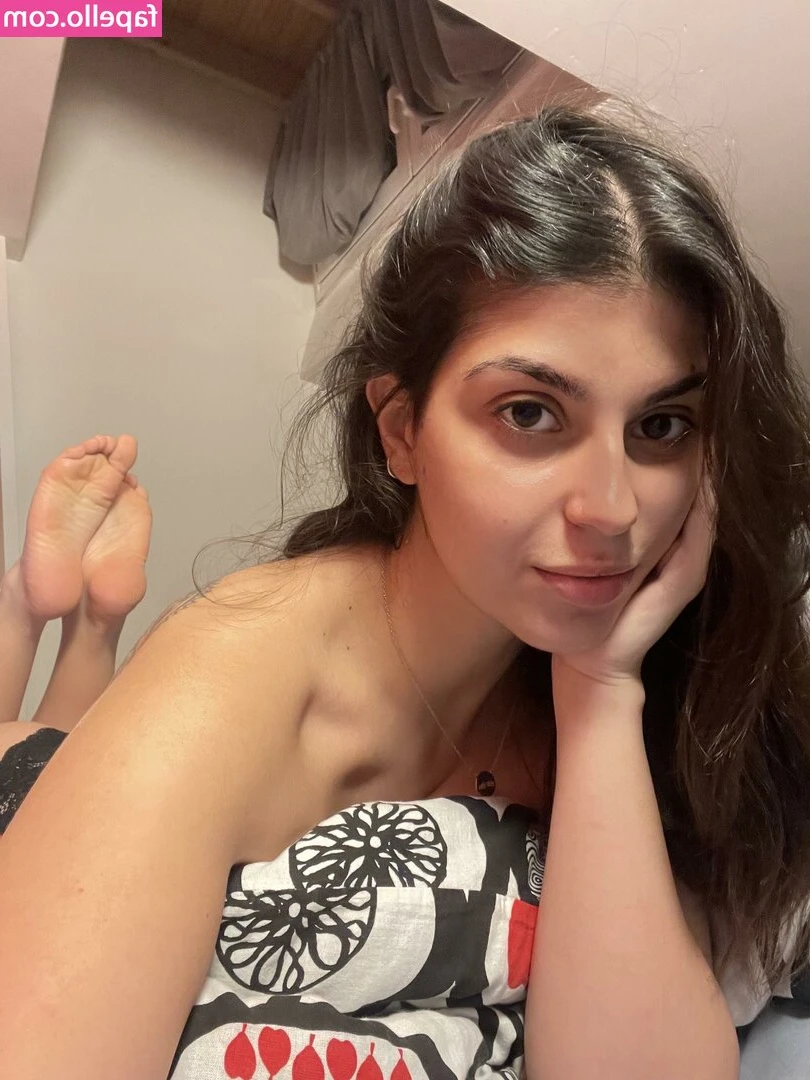 Charmolepe - My nipples are so sensitive that the slightest touch makes my pussy