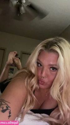 kallherkittyy - Getting a mani pedi (slave paid as always)