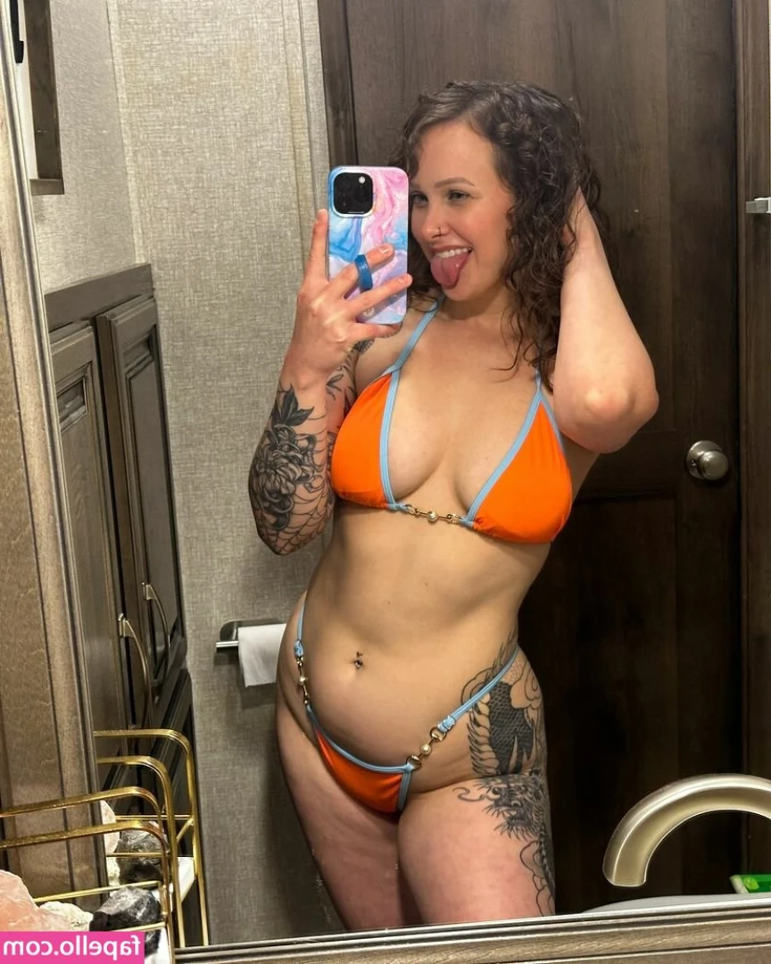 Caitlyn Catalina [ caitlyn-catalina ] - tongue out 😜