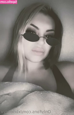 xbrielleyx - Qualcuno ha bisogno di una spolverata o un bicchiere di vino?.. O
