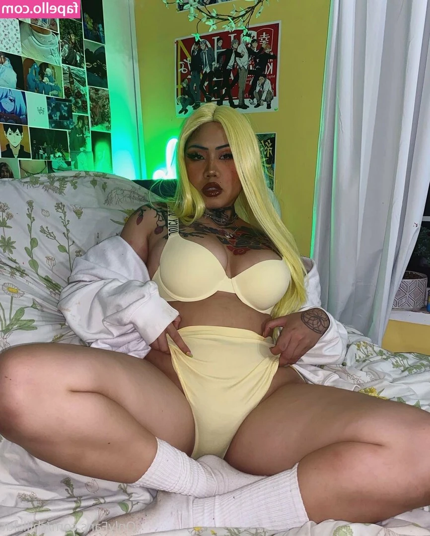 chillslut - Adding the finishing touches to the upcoming video! Behind the scenes!