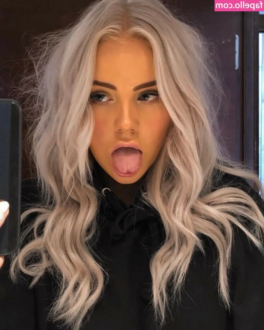 Linn Ahlborg [ linn-ahlborg ] - Can I be your Naughty Mrs Clause? 😏😍