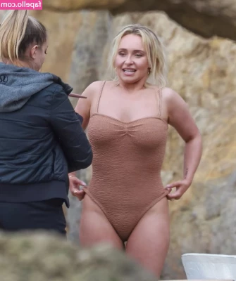 Hayden Panettiere [ hayden-panettiere ] - I need someone to put pretty flowers on my hair 🥰
