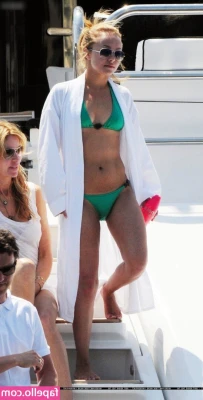 Hayden Panettiere [ hayden-panettiere ] - POV: i noticed you´re attracted to my feet but ofc you deny