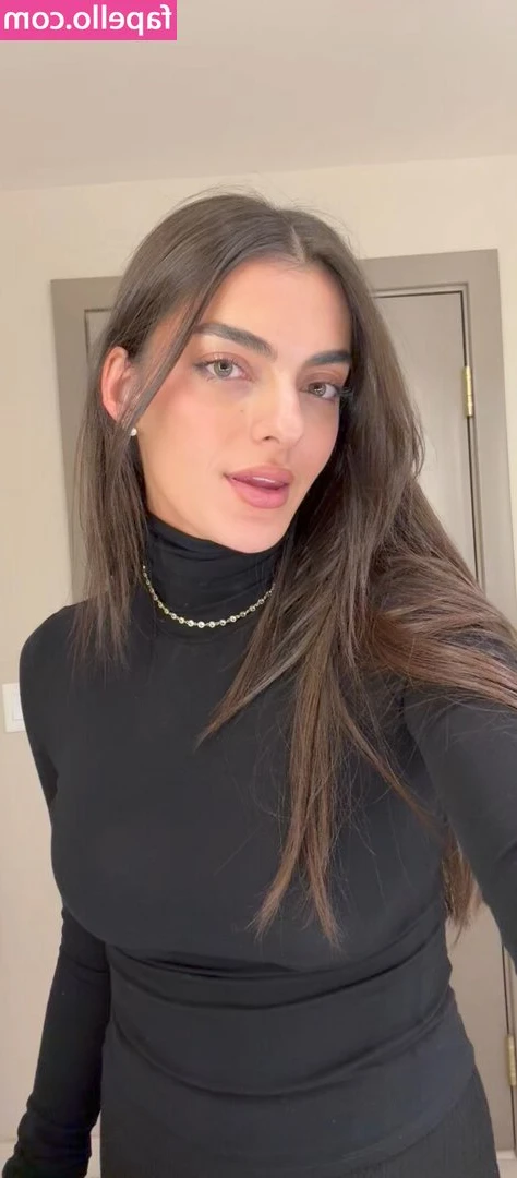 Toni Breidinger [ toni-breidinger ] - Sooo horny in my hotel room all by myself😋 what are we going to do