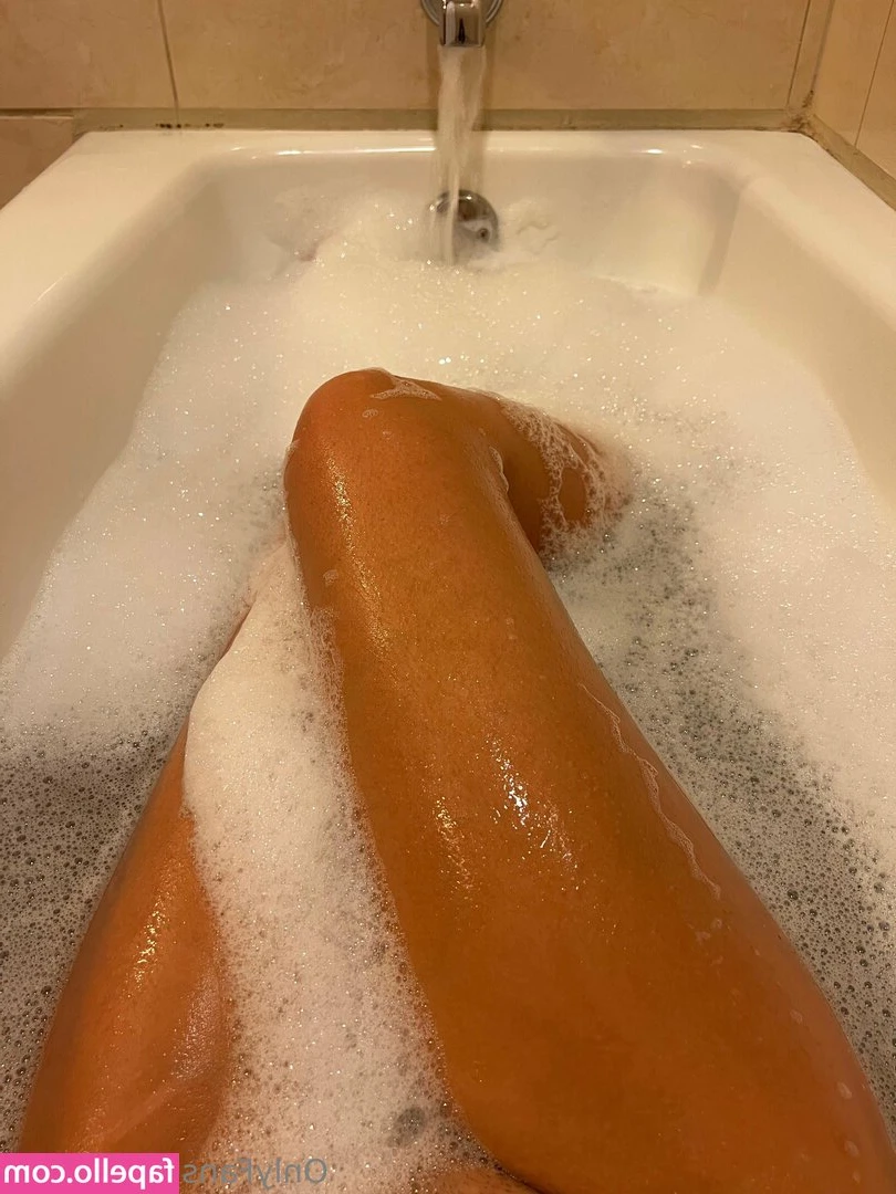 eli-xo - Wanna watch me jiggle before I shower?