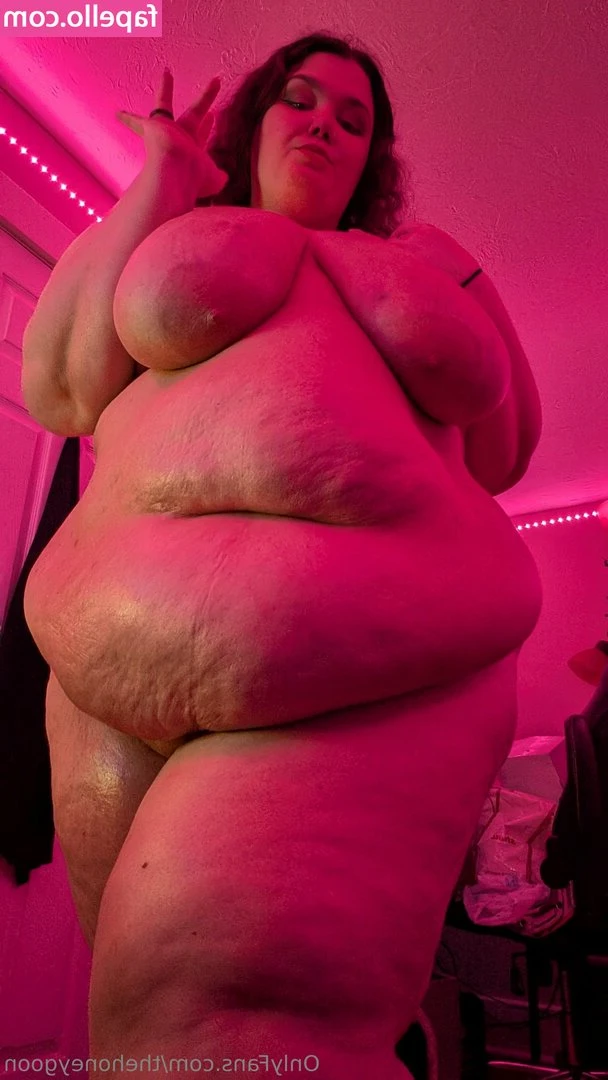 thehoneygoon - Little red riding hood showing off her thicc body 🤭👀