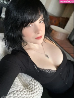 Hiso Neko [ hiso-neko ] - Some teasers of a vid that will be sent to your DMs later 😘