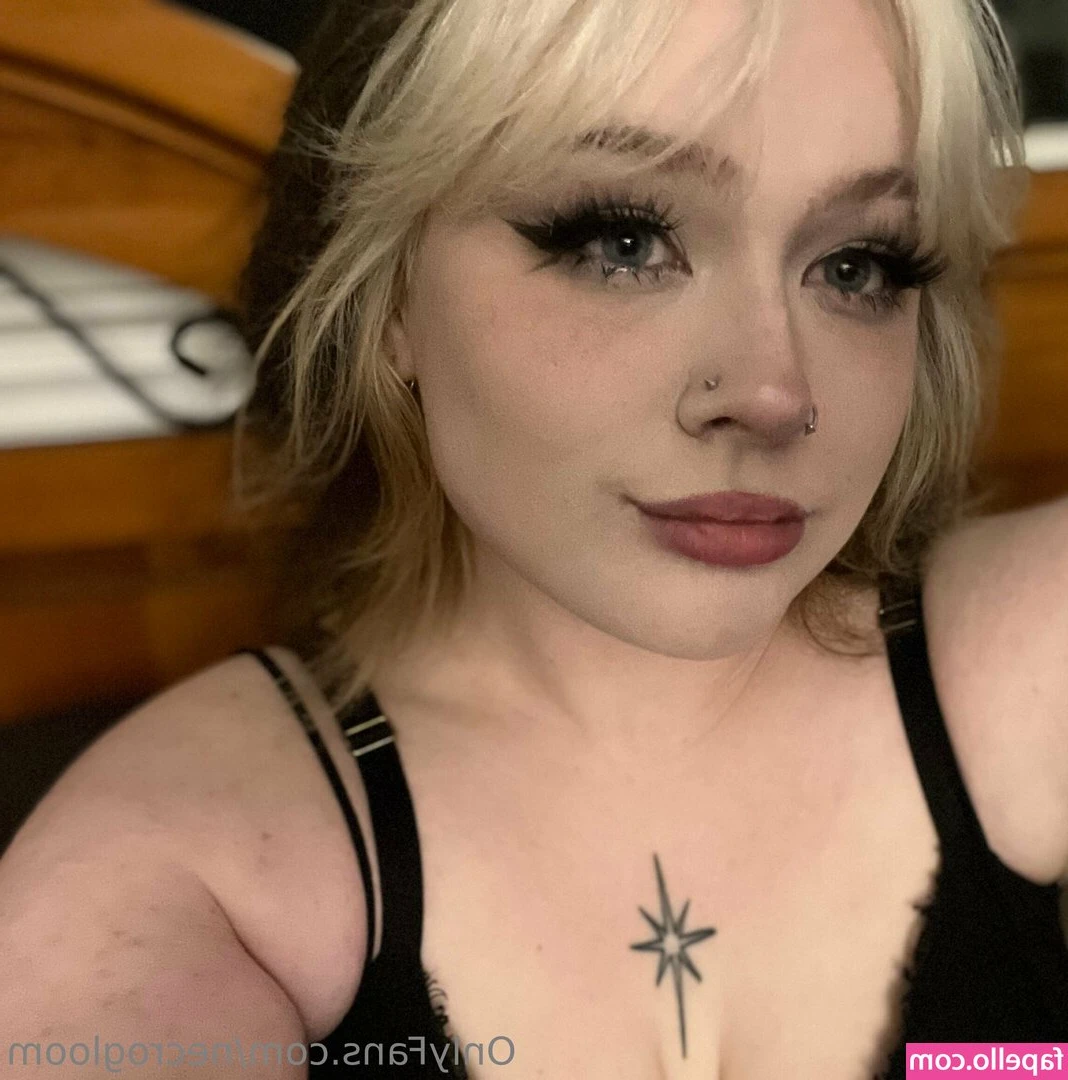 necrogloom [ necrogloom-1 ] - Spreading my tight little pussy in the tanning bed 🤫🤤