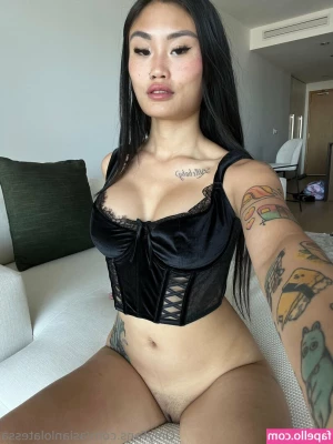 asianlolatessa [ asianlolatessa-2 ] - Ein Sklave  der als Lebendmöbel dient  hat den Sinn der Unterwerfung