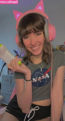 Strawberrygirlkairi - Panties to the side to make pussy extra tight 😏 Calcinha pro
