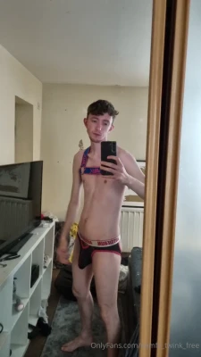comfy_twink_free [ comfy-twink-free ] - Are you ready, Santa baby? 🎅🏽