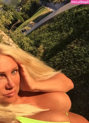 Linda Hogan [ linda-hogan ] - Boobie and booty check at the Shrek rave 🤣