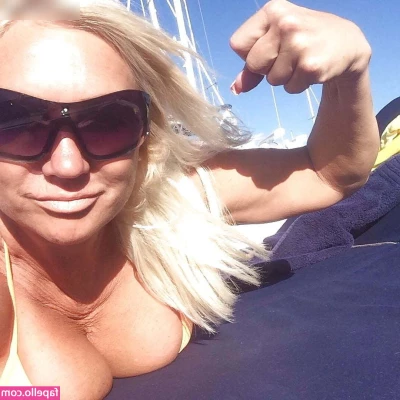 Linda Hogan [ linda-hogan ] - Buenos días amores