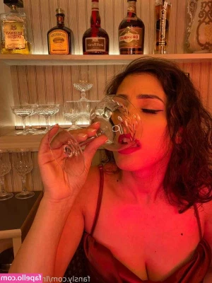Irma La Dulce [ irma-la-dulce ] - felt myself today and ended up taking some shots for you guys  gt 3c