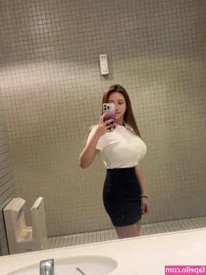 boaboababybaby - which part of me would you touch first 🧐 COMMENT BELOW