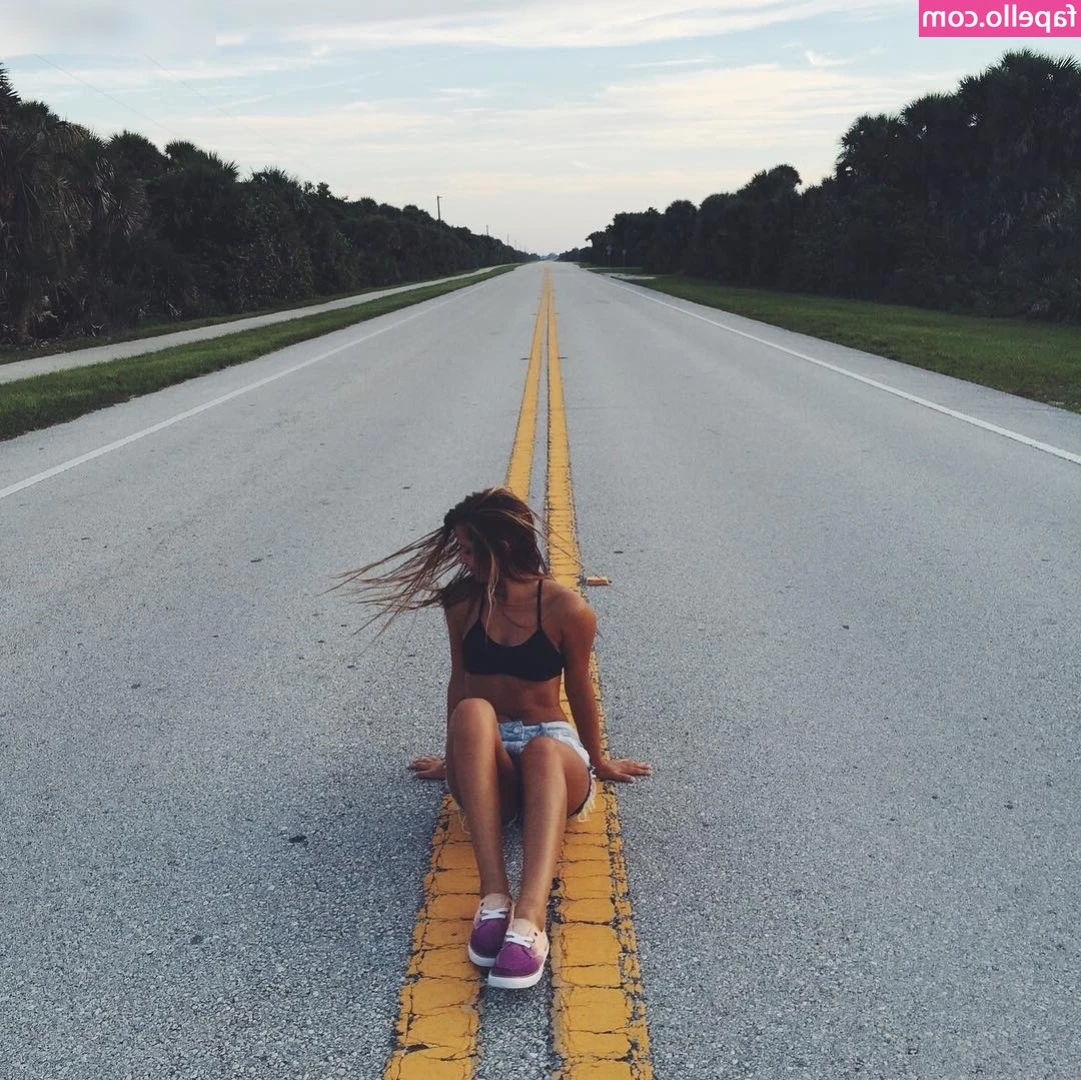Emily Zeck [ emily-zeck ] - Let me know what’s on your mind down below 💬