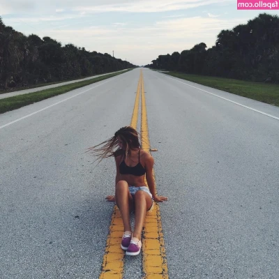 Emily Zeck [ emily-zeck ] - Let me know what’s on your mind down below 💬