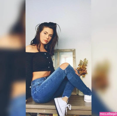 Katieplaysstuff - Sucking on a blow pop right now and wishing it was you. . .