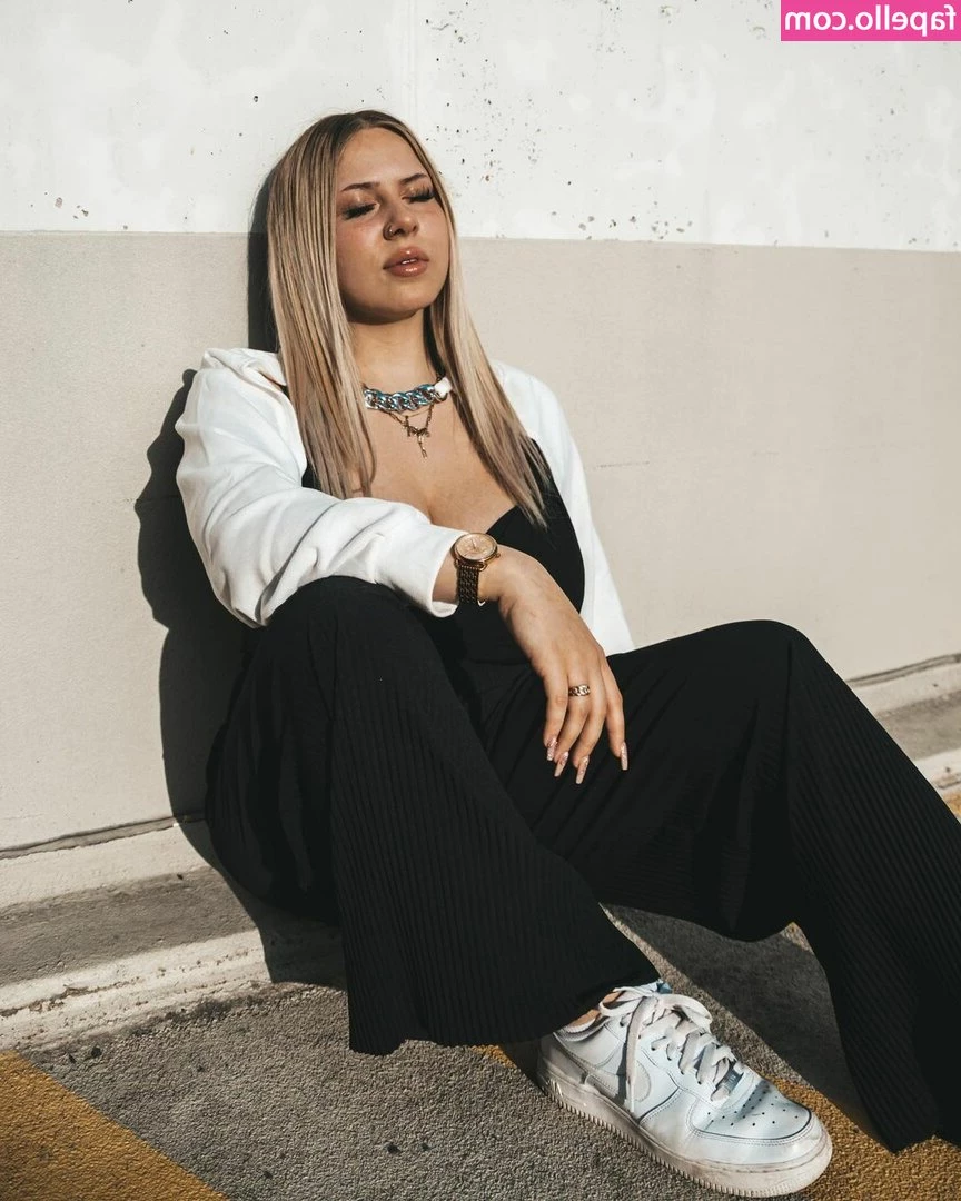 Stefanie - Wha Y all Wanna See
