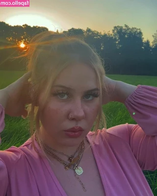 Stefanie - Sparkly pussy   wanna lick it