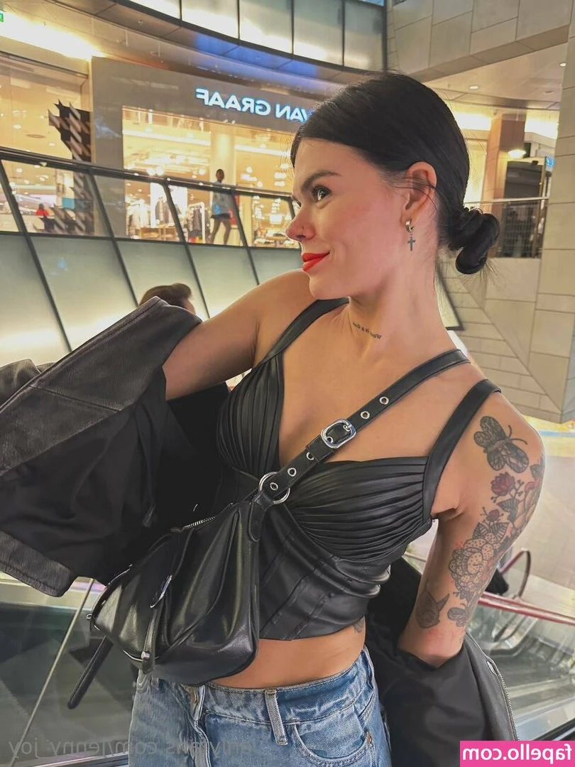 jenny_joy [ jenny-joy ] - I love how he fucks me, how me grabs me and whispers in my ear!!  I