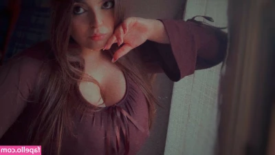 Anna Russo [ anna-russo ] - Cute feet!