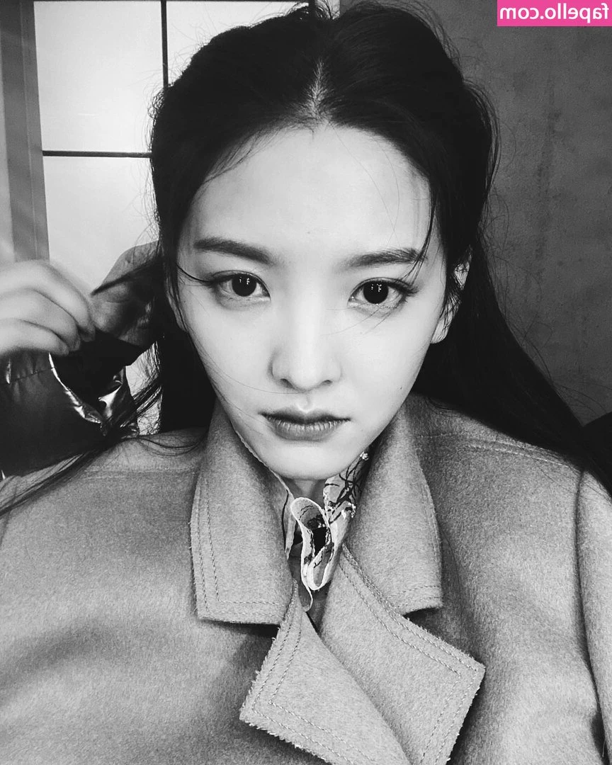 Zhang Ruonan [ zhang-ruonan ] - UNBOXING MY NEW TOY...  Did it right now 🙄🙄🙄🙄🙄