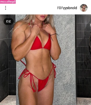 Blondeyy101 - Smiles & feet