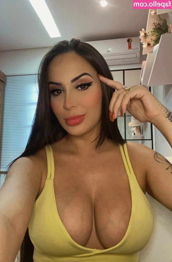 Aline Dias [ aline-dias ] - Feeling frisky