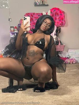 littledolljplay [ littledolljplay-5 ] - Just a closeup of my fat pussy 😳 Minha bucetinha gordinha bem de