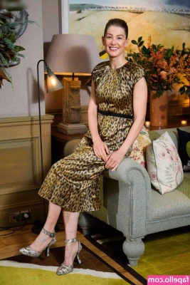 Rosamund Pike [ rosamund-pike ] - Me on the train